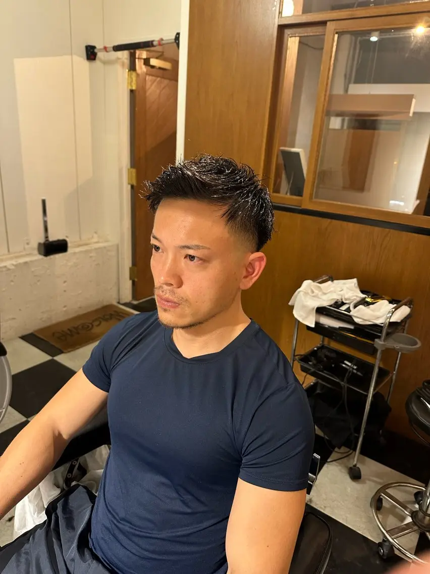 ショート メンズ アップバング フェードカット スキンフェード カット モチヅキ タツキのヘアスタイル