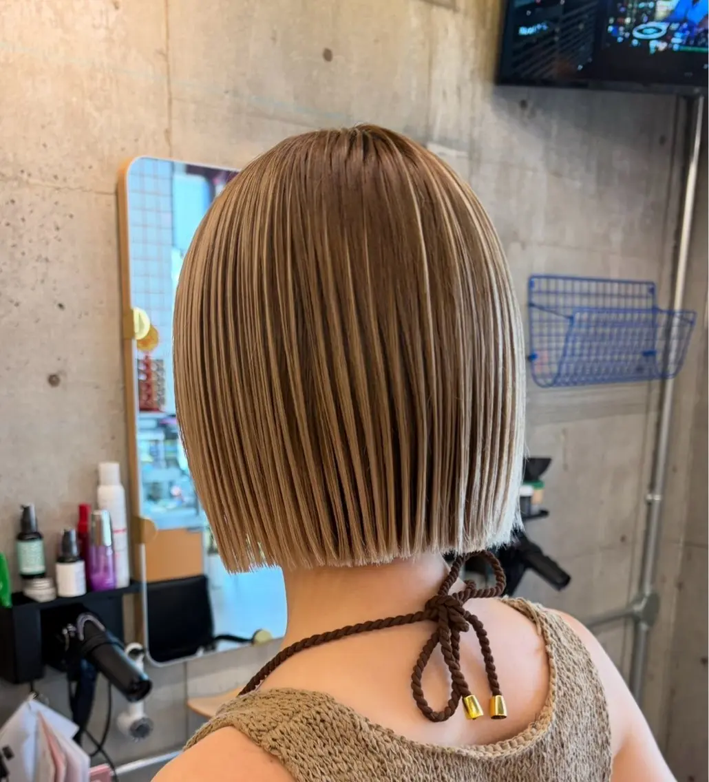 ショート カット sara ブリーチカラーのヘアスタイル