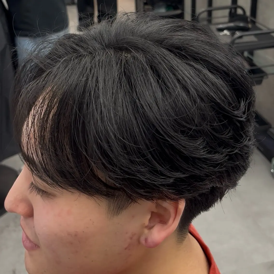 ショート パーマ ヘアアレンジ メンズ センターパート ニュアンスパーマ カット パーマ 【札幌メンズ特化】 🔥RIKU🔥のヘアスタイル