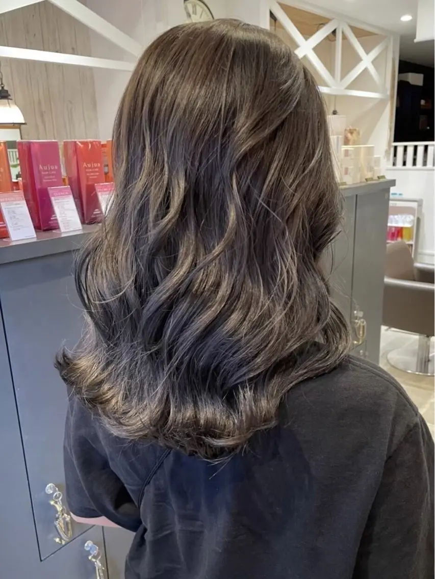 セミロング カラー パーマ 飯田 真季のヘアスタイル