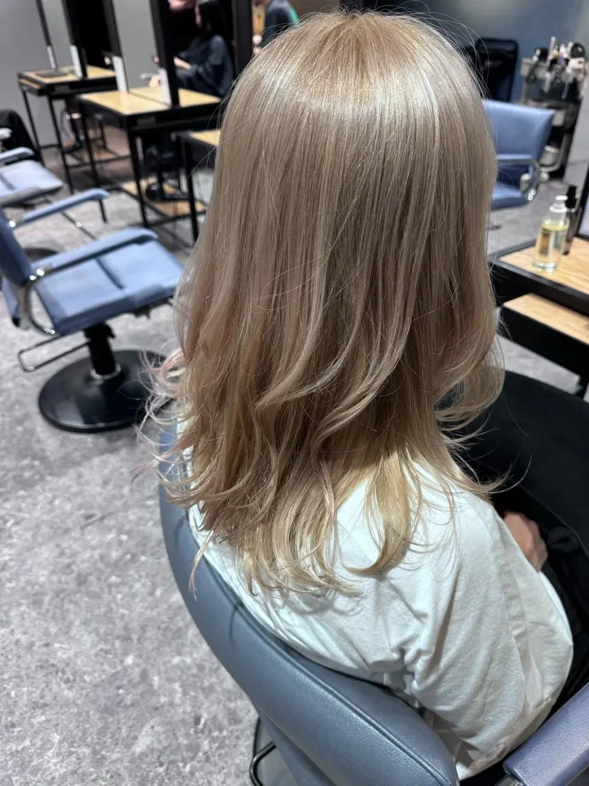 セミロング カラー ブリーチ イルミナカラー 髪質改善 縮毛矯正 OAK 中目黒のヘアスタイル