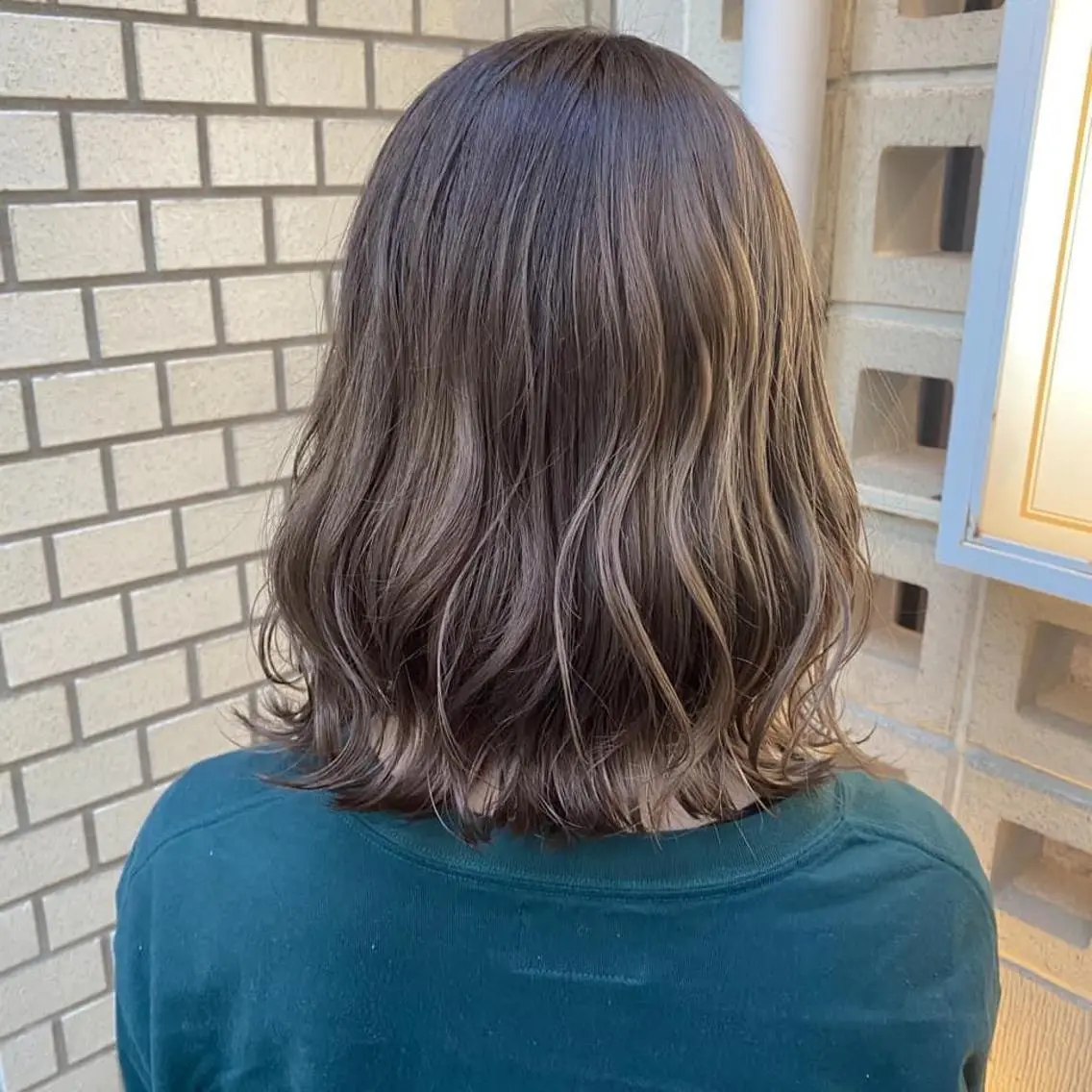 ミディアム ブリーチなしカラー/ 顔周りレイヤーカットのヘアスタイル