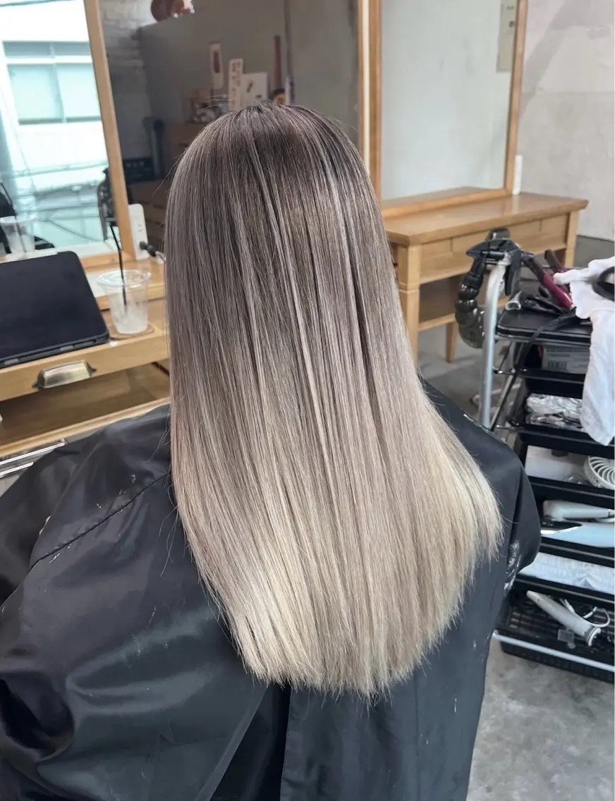 セミロング カラー バレイヤージュ シルバー ホワイトシルバー レイヤーカット 指名数No.1 /NAOYAのヘアスタイル