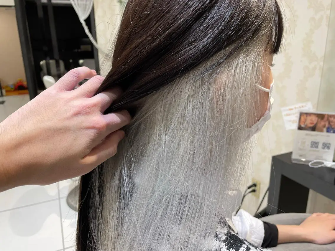 カラー ブリーチ シルバー 渡辺 広輝のヘアスタイル