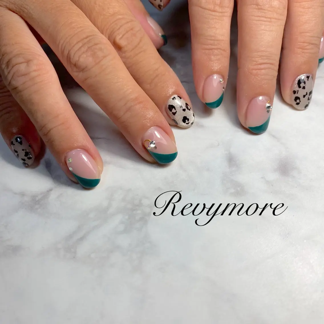 ネイル アニマル柄 ジェルネイル キラキラネイル 韓国ネイル ニュアンスネイル nail salon Revymoreのネイルデザイン