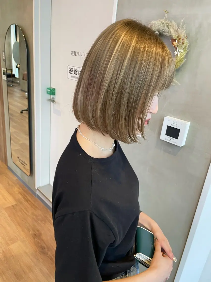 ショート カラー ベージュカラー ブロンド ブロンドベージュ ハイライトカラー ボブ yoshi （髙橋）のヘアスタイル