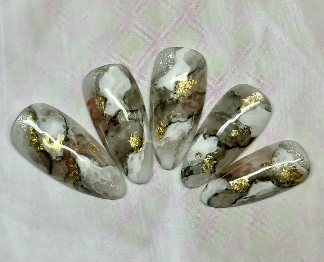 ネイル キラキラネイル マグネットネイル 大理石ネイル(マーブル) ニュアンスネイル ワンカラーネイル Mai’s nailのネイルデザイン