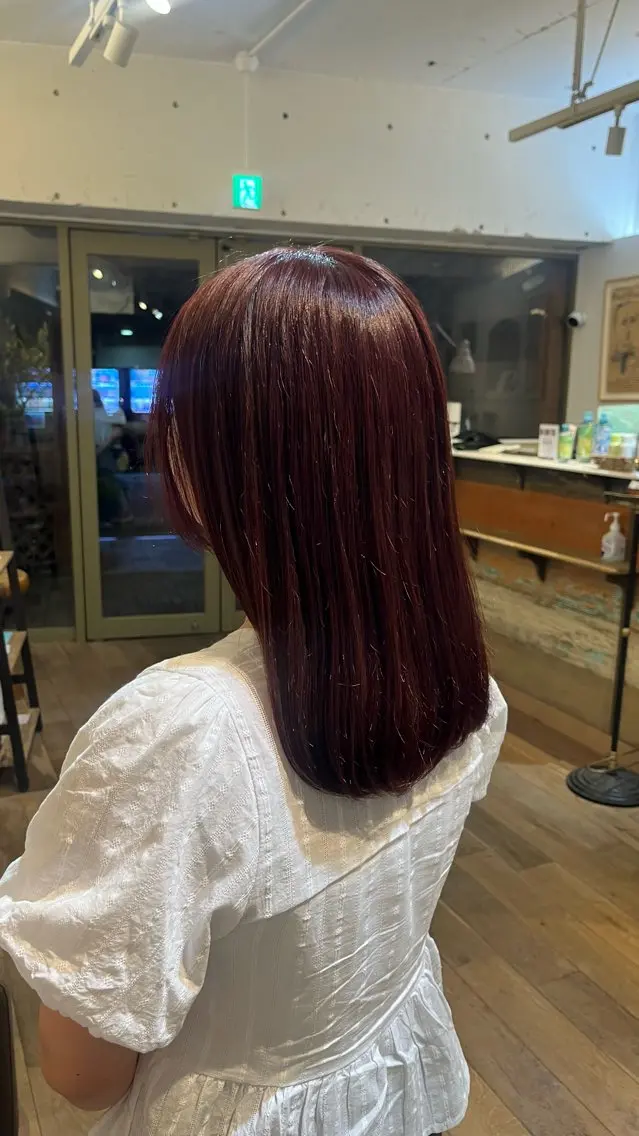 カラー カシス レッドカラー カット ヘアカラー 黒滝 真歩のヘアスタイル
