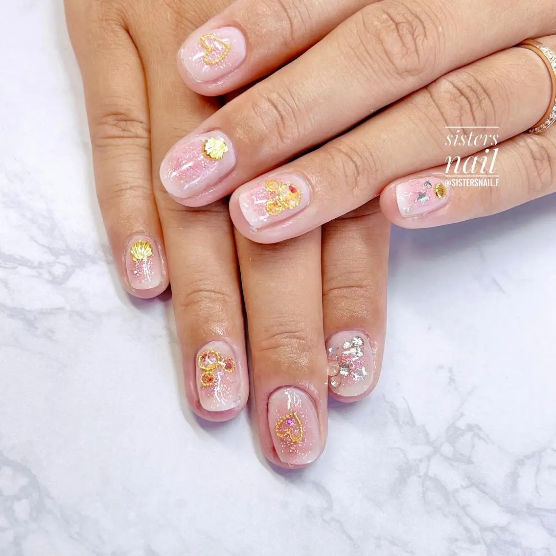 ネイル アートネイル チークネイル キラキラネイル ラメ(グリッター) オフィスネイル sisters nail.fのネイルデザイン
