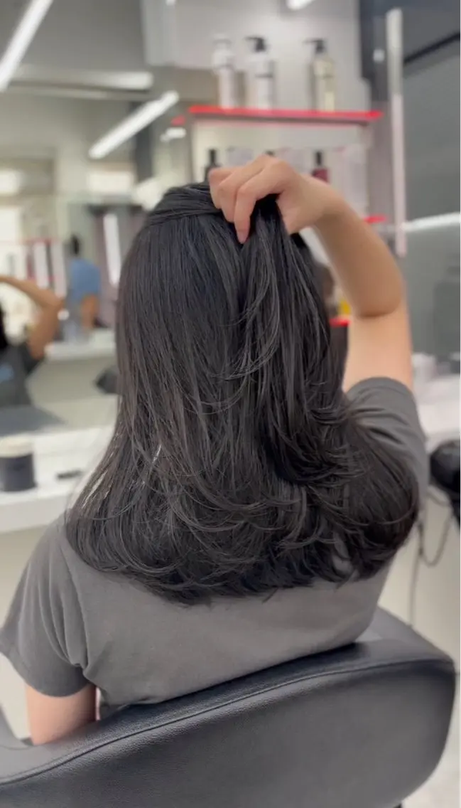 セミロング カラー 抜け感レイヤー︴ ニュアンスカラーのヘアスタイル