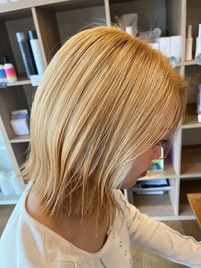 ミディアム カラー ボブレイヤー 抜きっぱなしブロンド ボブ レイヤーカット 工藤 惇のヘアスタイル