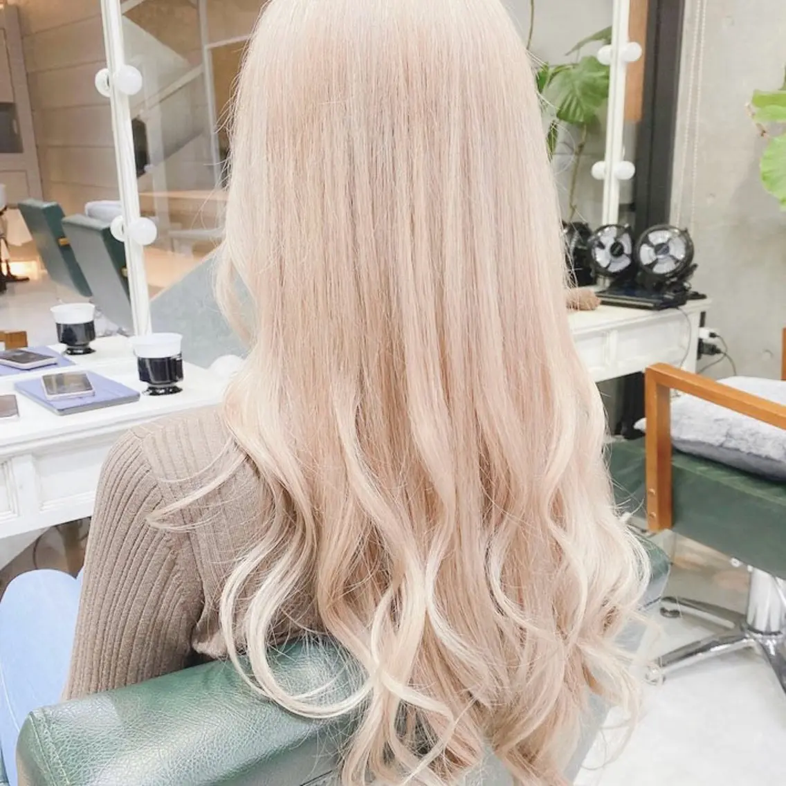 ロング カラー ベージュカラー ブリーチ デザインカラー ハイトーンカラー ホワイトベージュ ヘアカラー トリートメント DAYS Men’sのヘアスタイル