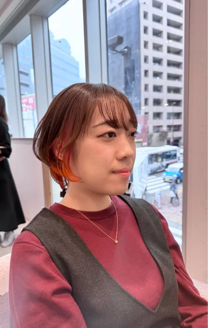 ショート カラー ブリーチ イヤリングカラー カット ヘアカラー トリートメント 立川・くびれミディ 旬なデザインカラーのヘアスタイル