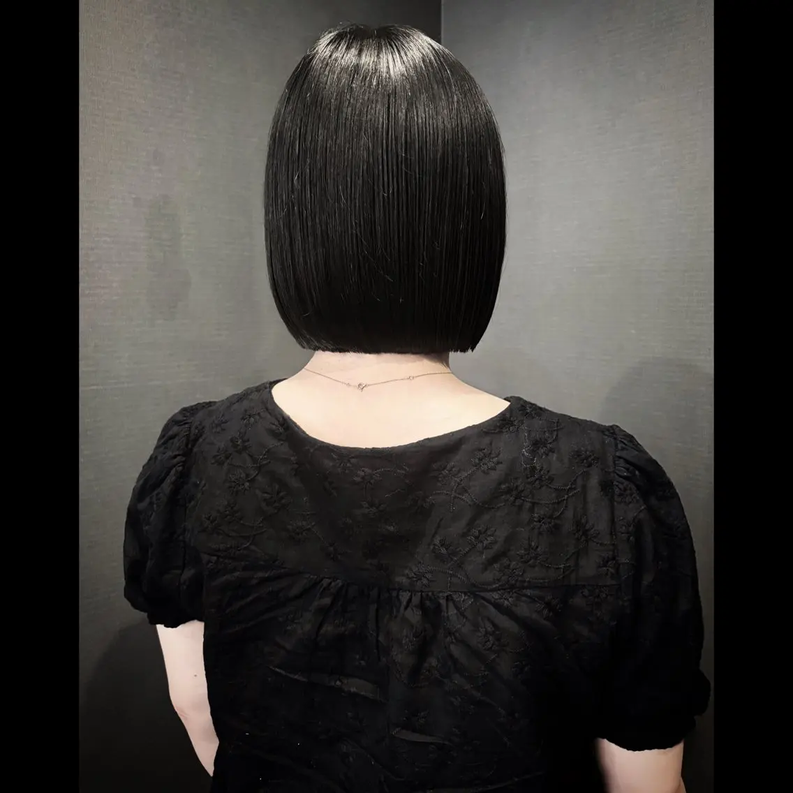 ミディアム 切りっぱなしボブ ボブ 彩名/透明感カラー/ レイヤーカットのヘアスタイル