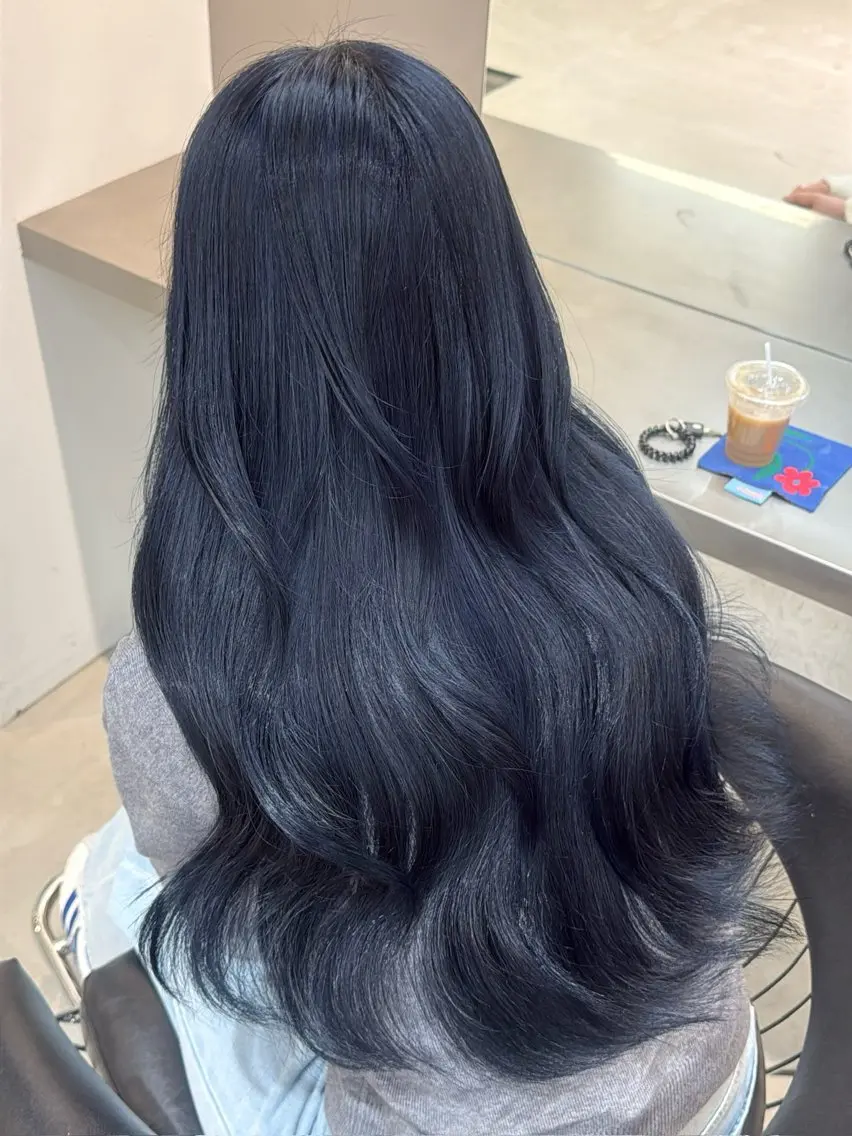 ロング カラー ネイビーカラー ヘアカラー ブリーチ・ハイトーン 🪐✩serenaのヘアスタイル