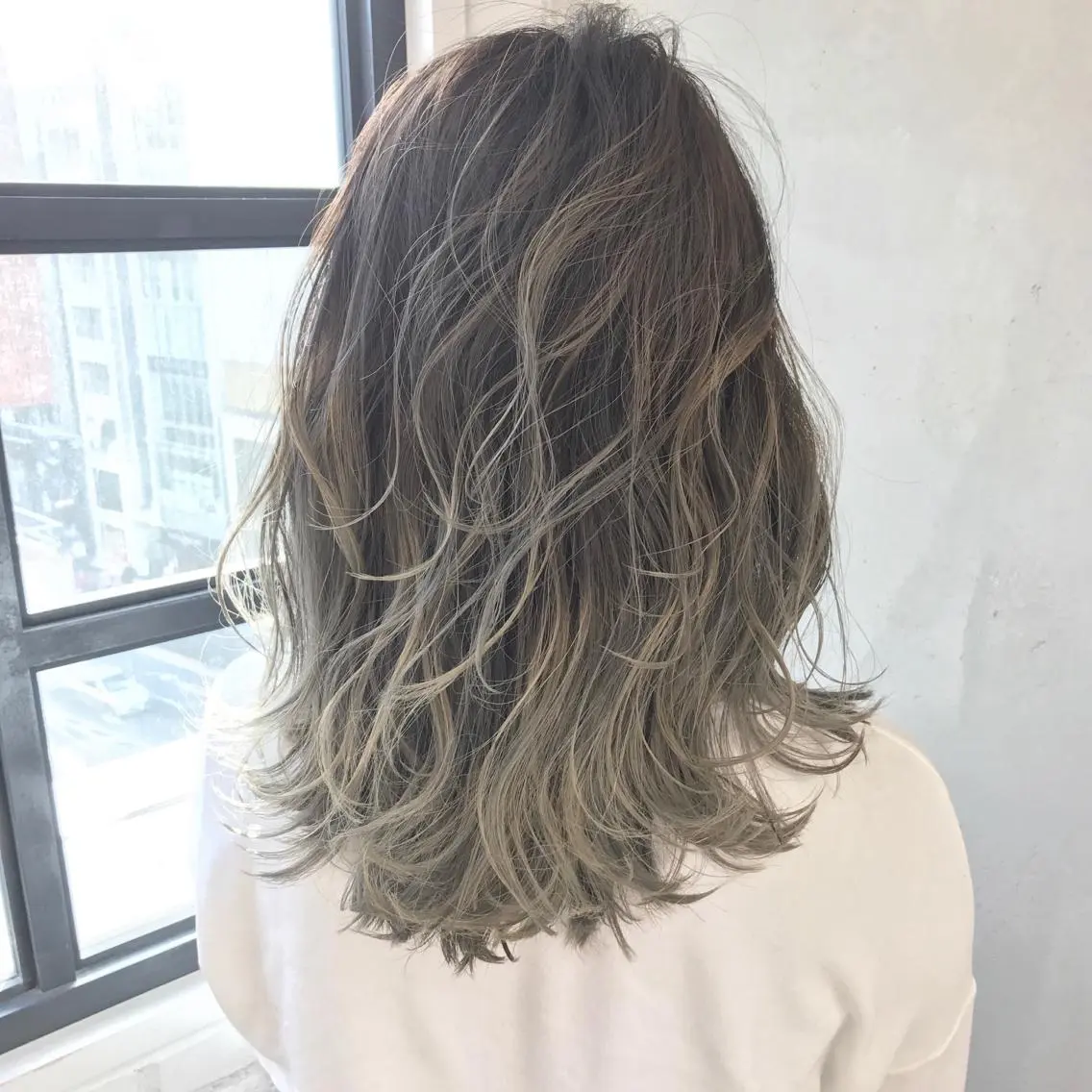 セミロング カラー ベージュカラー グラデーションカラー ハイライトカラー ホワイトベージュ ハイライト TOMOYA/ ショート、レイヤーのヘアスタイル