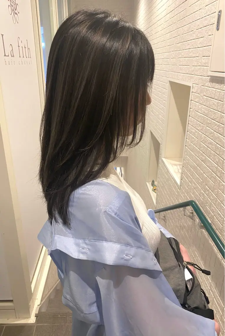 セミロング ハイライト カット ヘアカラー 井上 麻帆のヘアスタイル