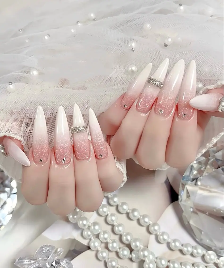 ロング 外国人風カラー 韓国風ヘア ハンドネイル E🌷nail 長さだし専門店のネイルデザイン