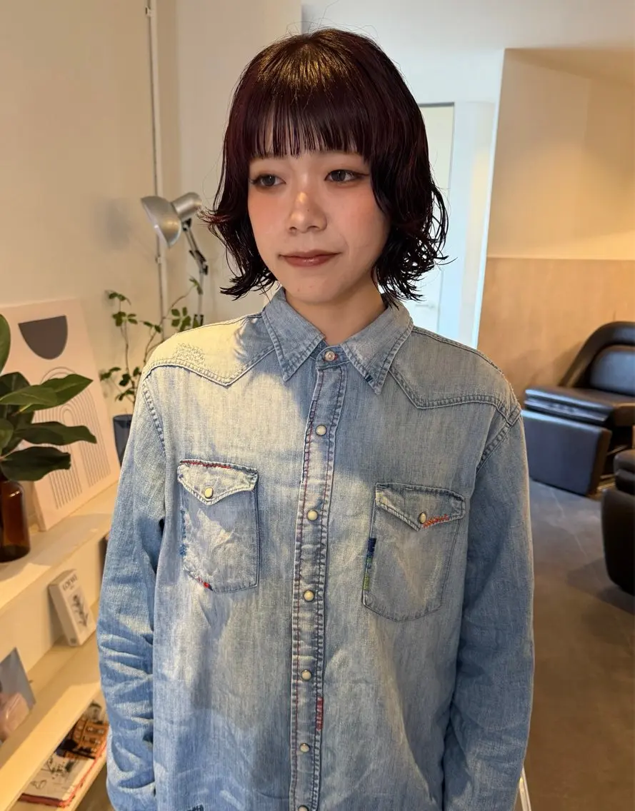 ショート カラー ブリーチ ダブルカラー ブリーチなしカラー レッドカラー ボブ カット ヘアカラー トリートメント MIU/ルーツカラー 顔まわりレイヤーのヘアスタイル