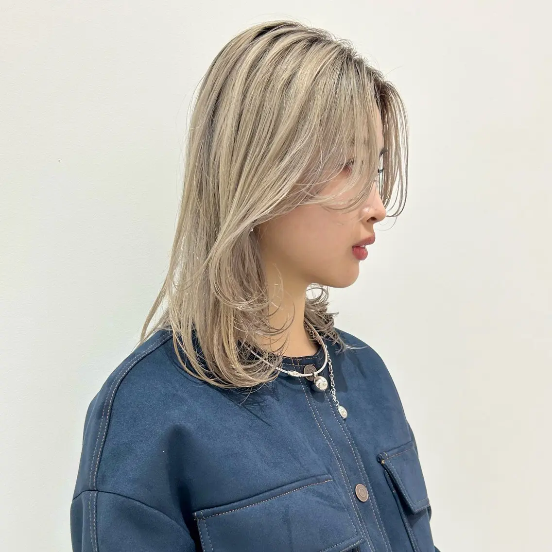 ミディアム カラー ベージュカラー ブリーチ ホワイトベージュ レイヤーカット カット ヘアカラー トリートメント ハイトーン/ブリーチ 似合せカット/パーマのヘアスタイル