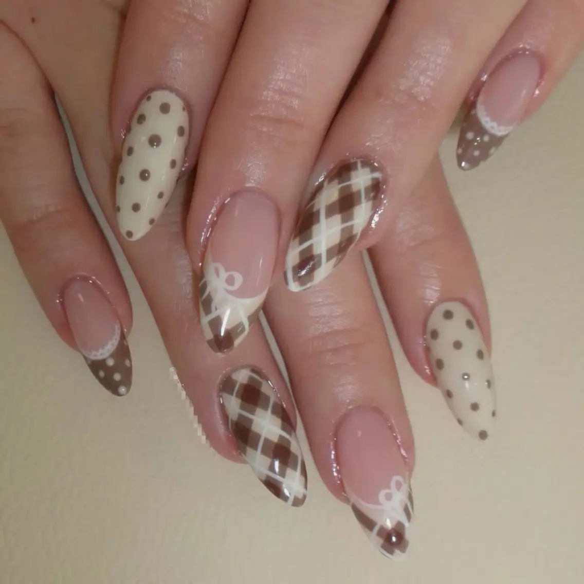 ネイル ブラウン ドット フレンチネイル ジェルネイル 韓国ネイル ハンドネイル ハンドケア Blingg NailStudioのネイルデザイン