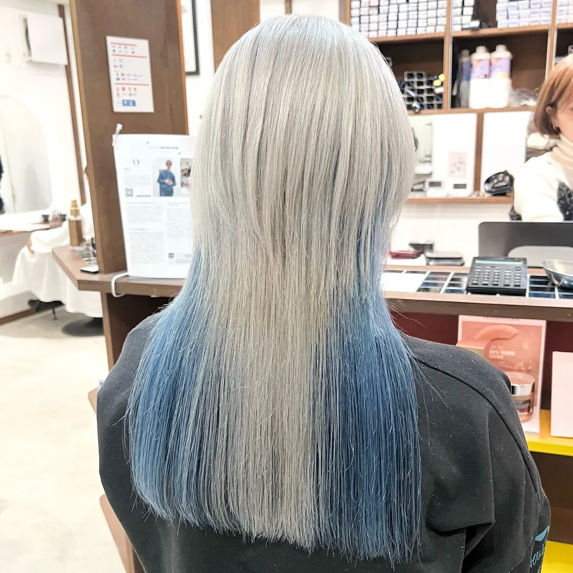 セミロング カラー ブリーチ ブルーカラー ヘアカラー Ami ケアブリーチ/表参道のヘアスタイル