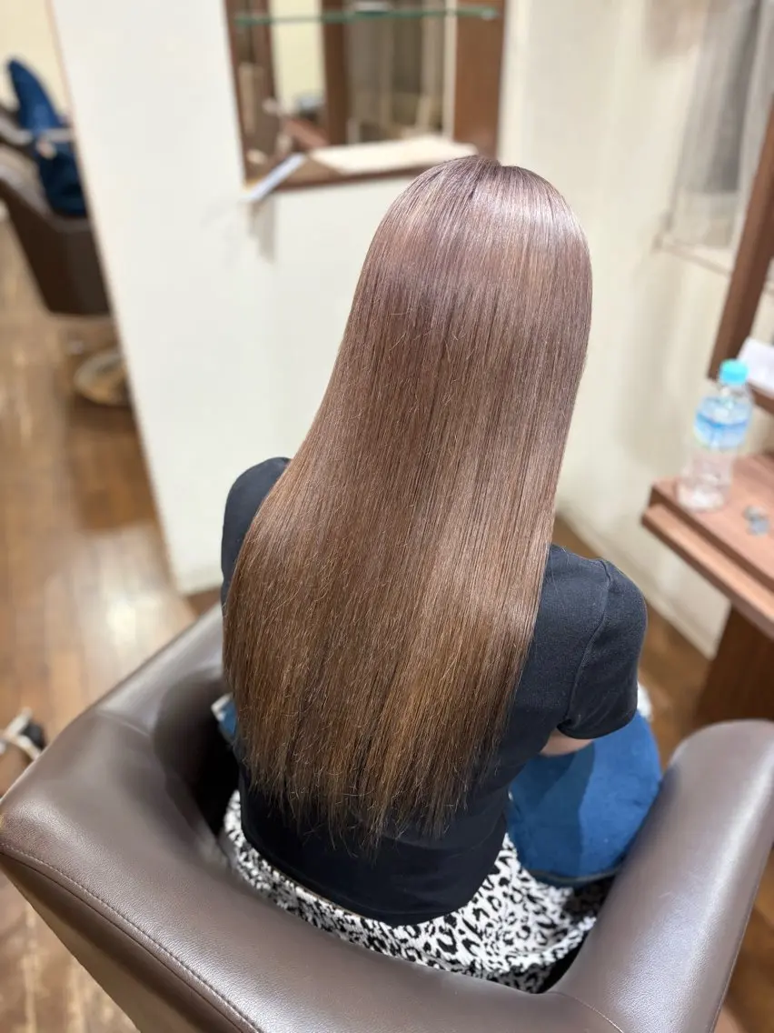 ロング カラー ベージュカラー ミルクティーベージュ 栗本 栞のヘアスタイル