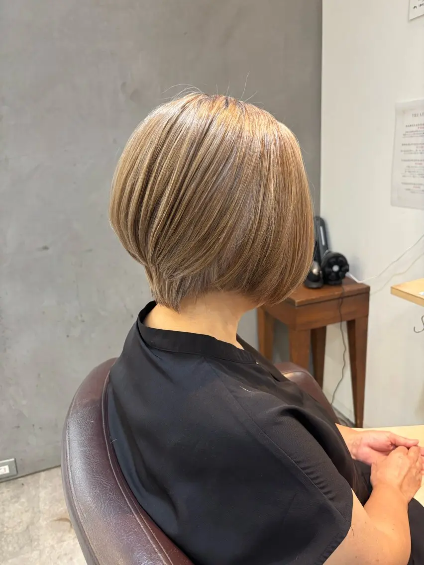 ショート カラー ダブルカラー ハイトーンカラー ボブ 顔周りカット 髪質改善 カット ヘアカラー RISE SWELL 江坂momoneのヘアスタイル