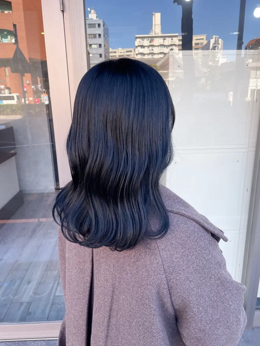 ミディアム カラー 黒髪 ブルーカラー ブルーブラック カット ヘアカラー トリートメント イワタ マハ/ minim hairのヘアスタイル