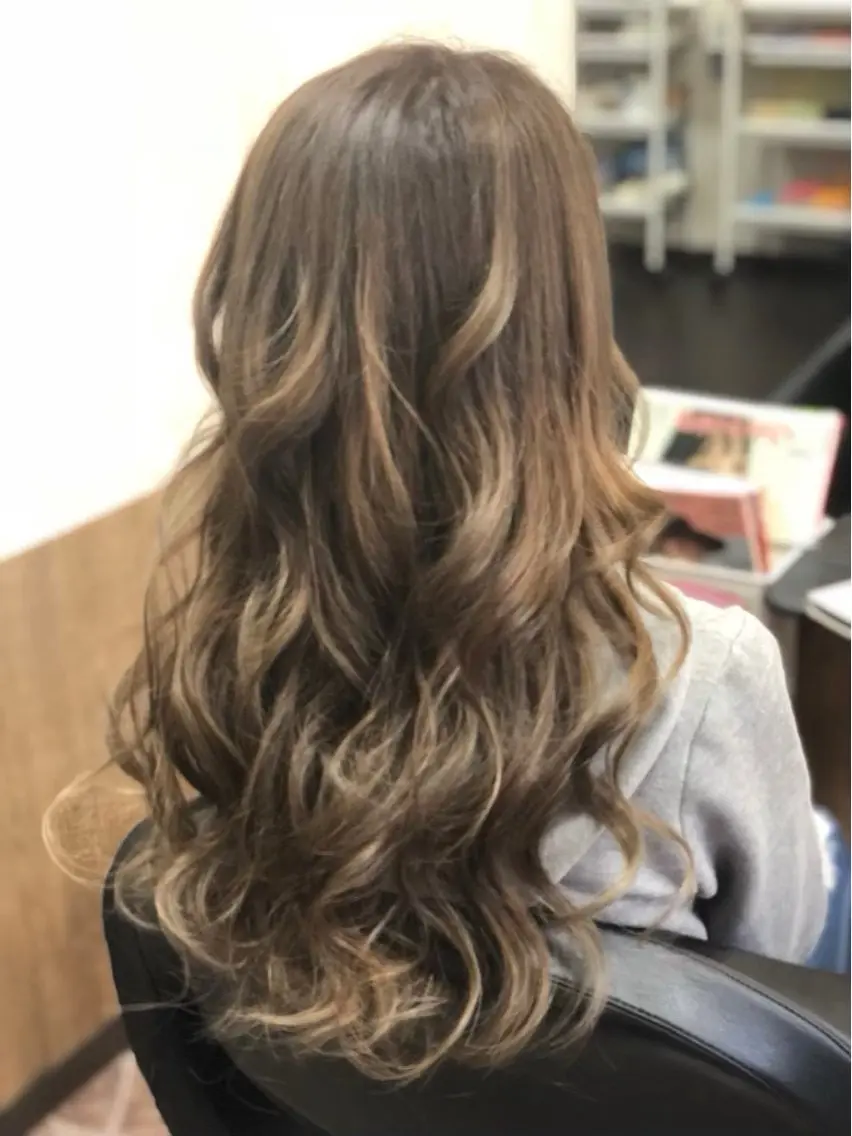 ロング カラー ベージュカラー ハイライトカラー ハイライト 岸和田市Oscar／ Kubotaのヘアスタイル
