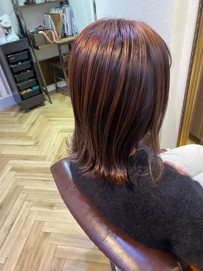 カラー レッドカラー コテ巻き風パーマ🫶 竹内七渚のヘアスタイル