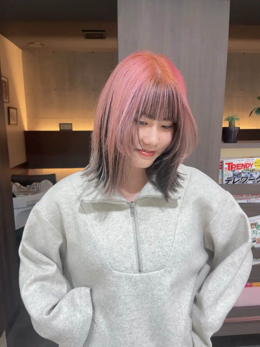日曜日空きあり‼️ 艶々カラー🩷のヘアスタイル