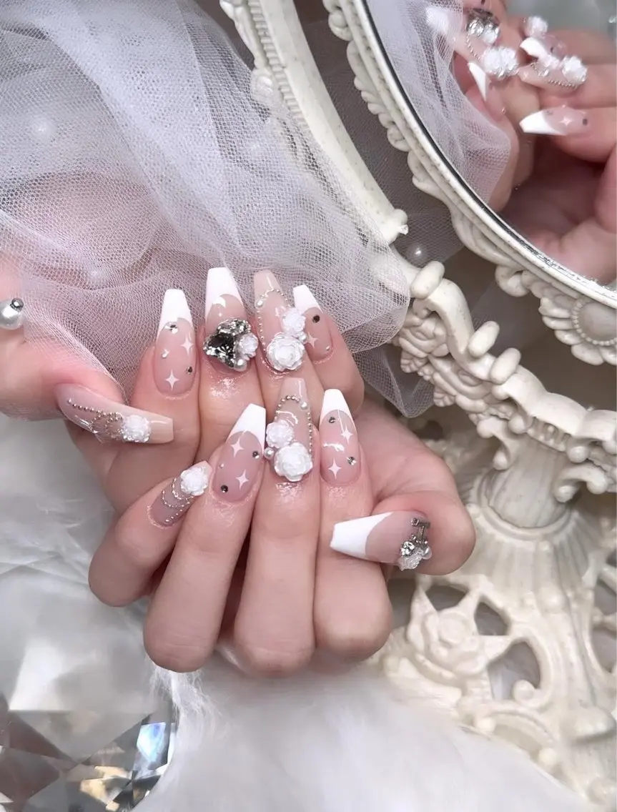 ネイル フレンチネイル キラキラネイル マグネットネイル ミラーネイル ニュアンスネイル Tira Nailのネイルデザイン