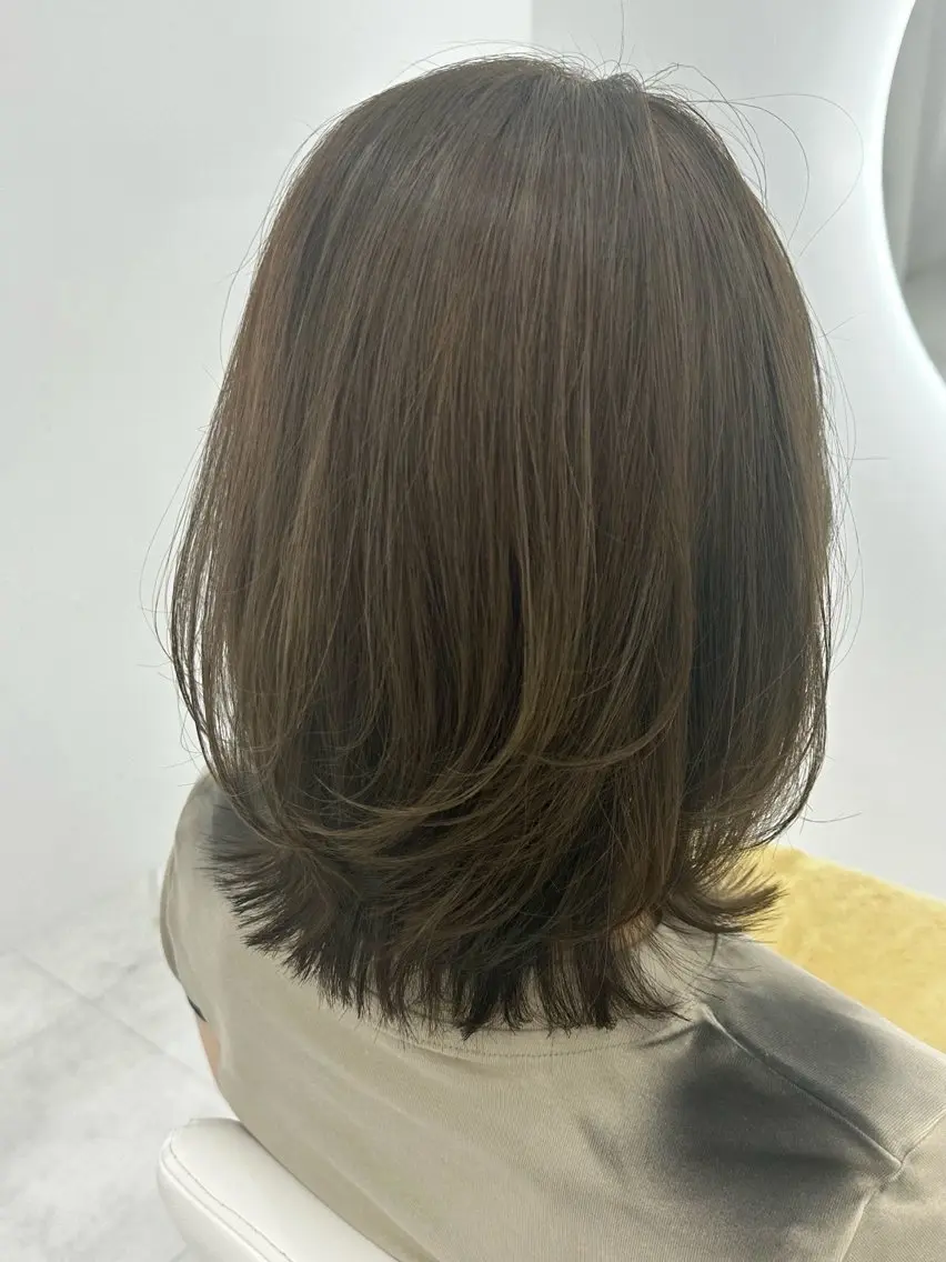 ミディアム カラー 芥川 未優のヘアスタイル