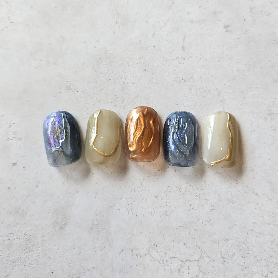 ネイル オーロラネイル ミラーネイル ぷっくりネイル 春ネイル ハンドネイル Nailsalon manoのネイルデザイン