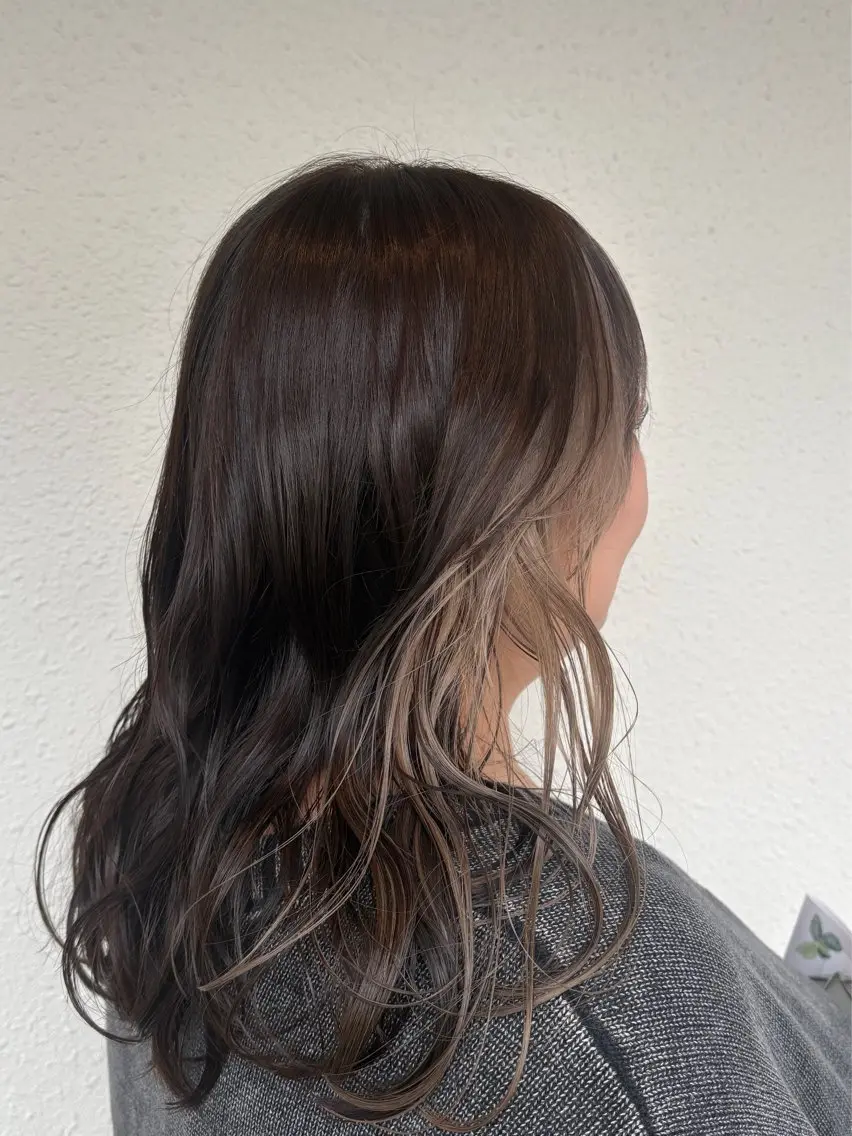 セミロング アッシュ 西田 朋華のヘアスタイル