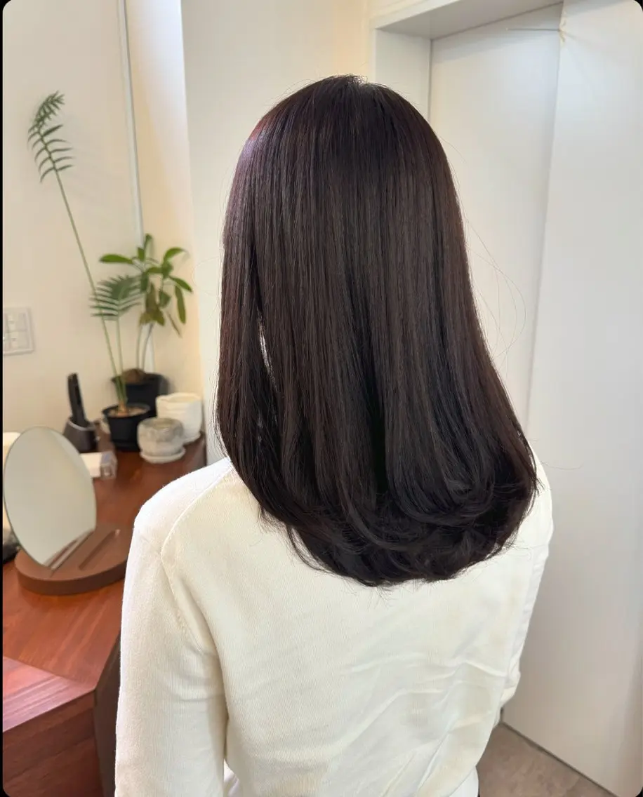 ミディアム ヘアカラー 顔まわりレイヤー 透明感カラー🩵🩵のヘアスタイル