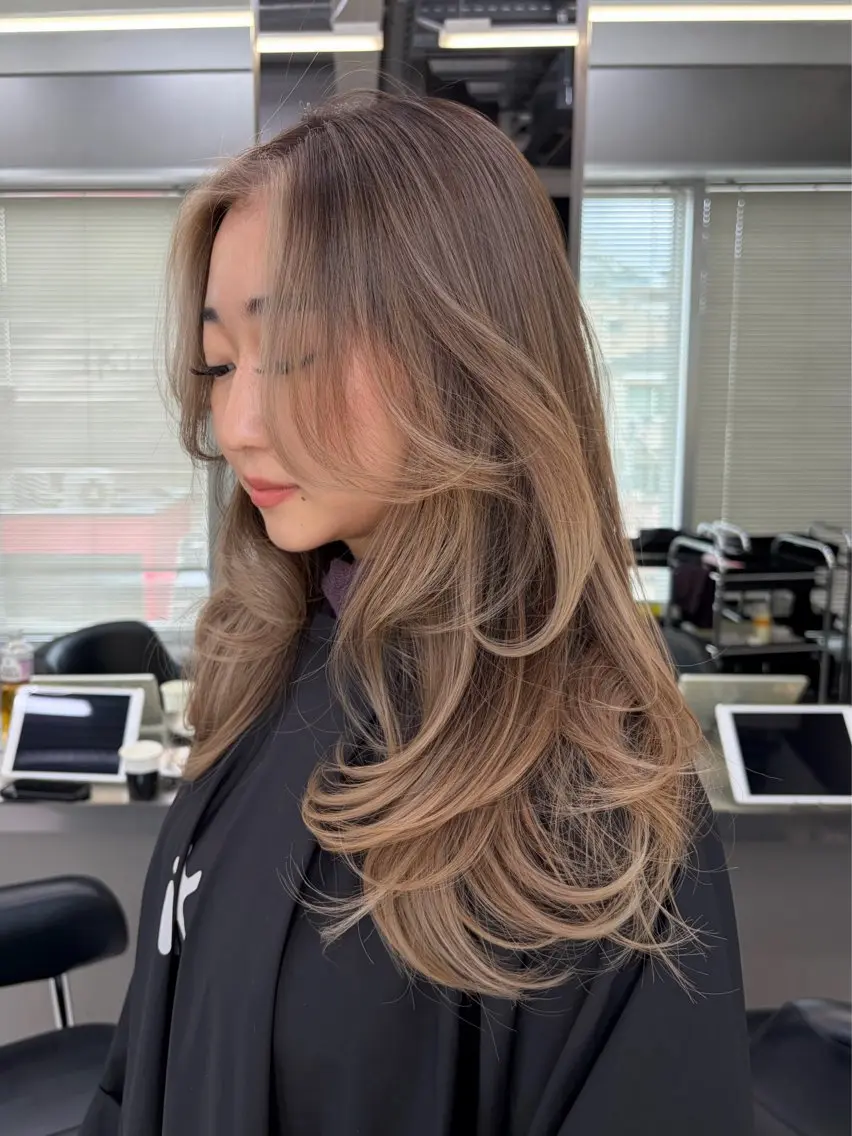 セミロング レイヤーカット カット アンナ🦋海外ヘア バレイヤージュのヘアスタイル