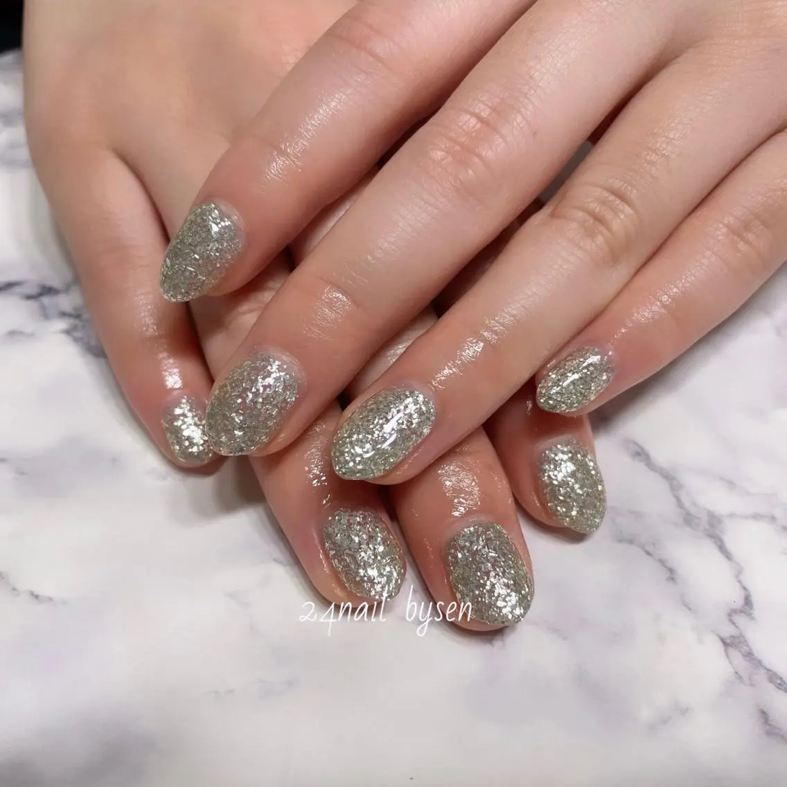 ネイル ラメ(グリッター) ワンカラーネイル シルバー Atelier by 24nail/Ayaのネイルデザイン