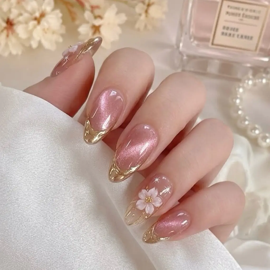 ネイル 桜ネイル フラワーネイル フレンチネイル ジェルネイル ゴールド ハンドネイル Umee Nailのネイルデザイン