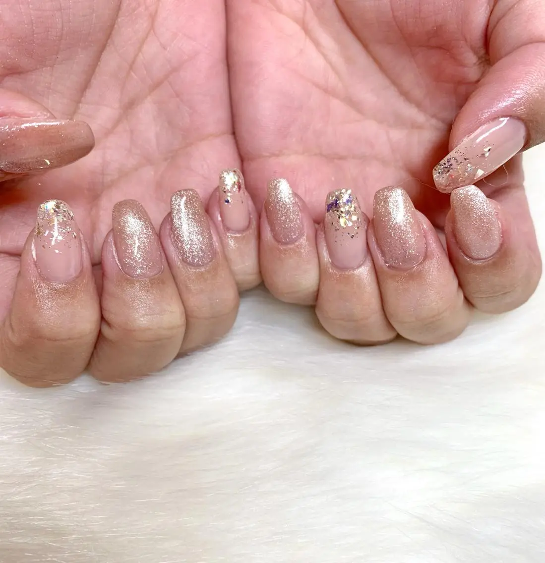 ミディアム ネイル キラキラネイル ラメ(グリッター) ラメグラデーション マグネットネイル シンプルネイル ハンドネイル R nailのネイルデザイン