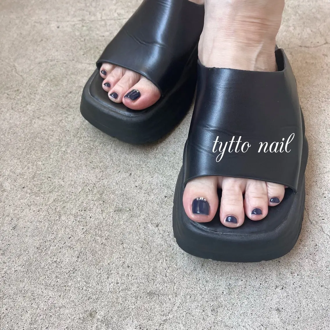 ネイル ブルー フットネイル キラキラネイル ネイビー オフィスネイル フットネイル tytto nail ❤︎‪‪eri‪‪のネイルデザイン