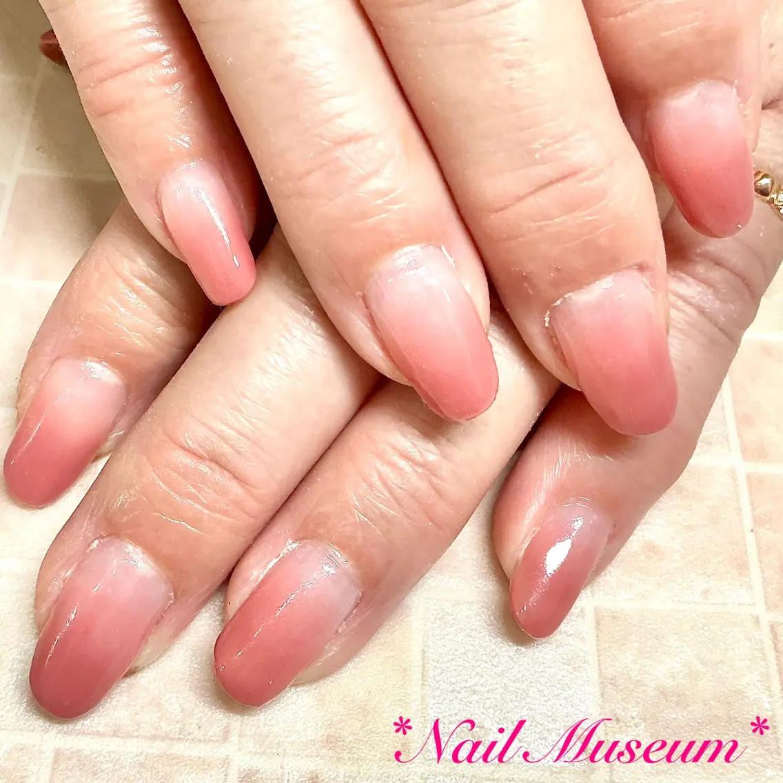 ネイル ブルー ジェルネイル グラデーション オフィスネイル パラジェル ハンドネイル nailmuseum KAMATARIのネイルデザイン