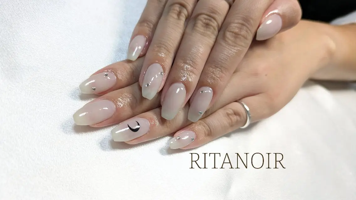 ネイル ニュアンスネイル シンプルネイル ストーンネイル ホワイト ハンドネイル RITA NOIRのネイルデザイン