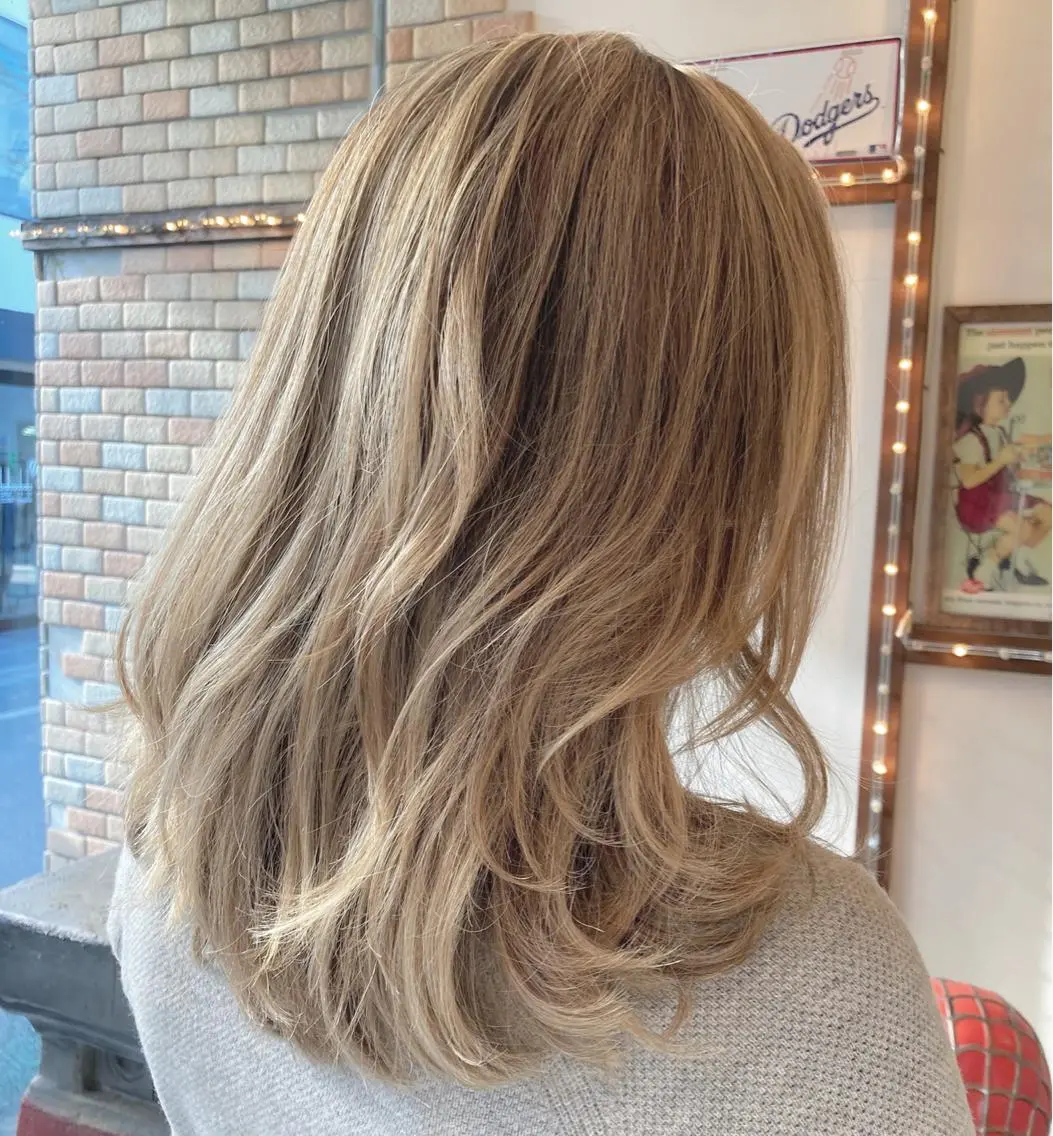 セミロング カラー バレイヤージュ ブロンド レイヤーカット 武内 由貴のヘアスタイル