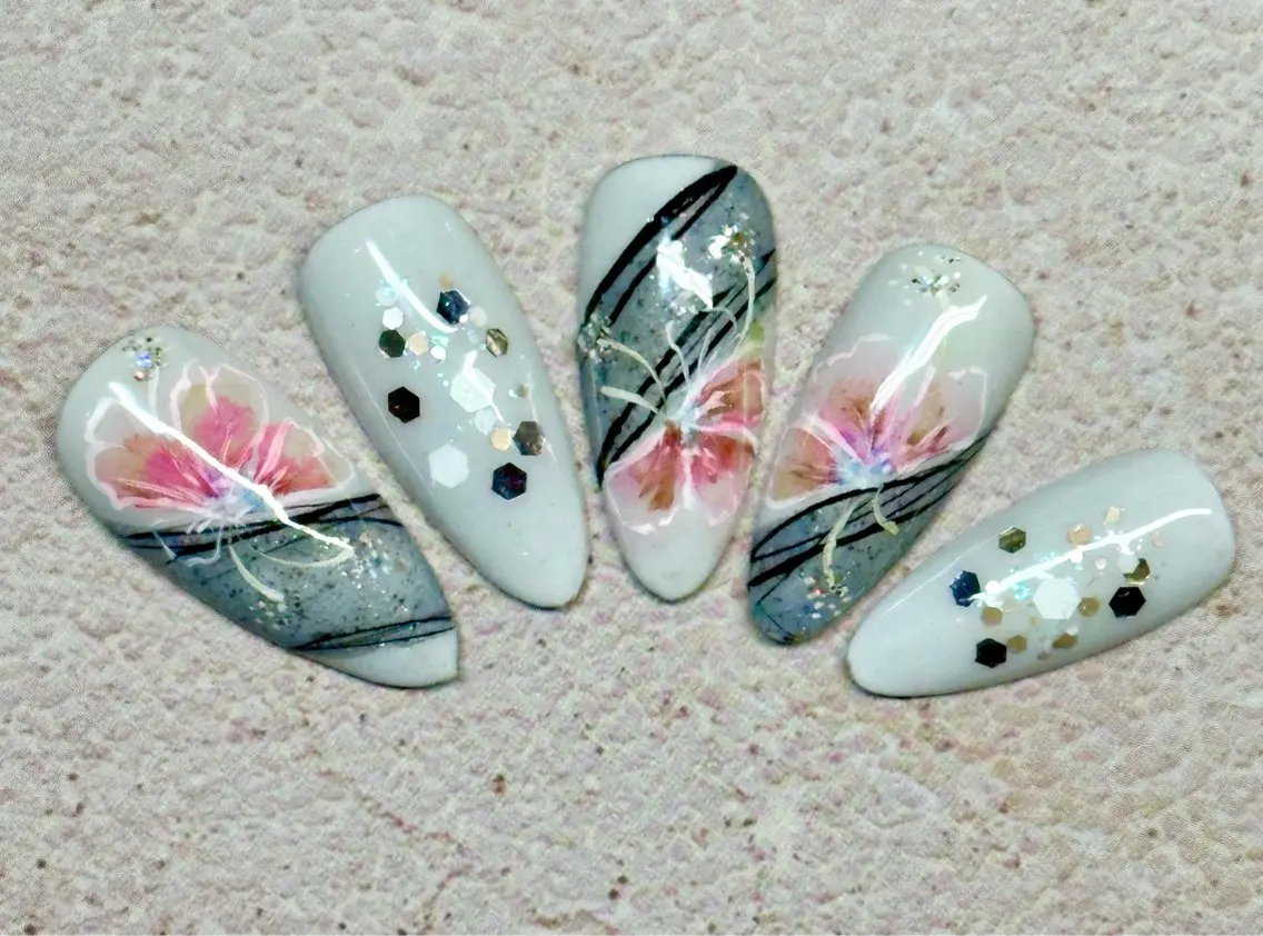 ネイル キラキラネイル マグネットネイル ミラーネイル ニュアンスネイル ワンカラーネイル Mai’s nailのネイルデザイン