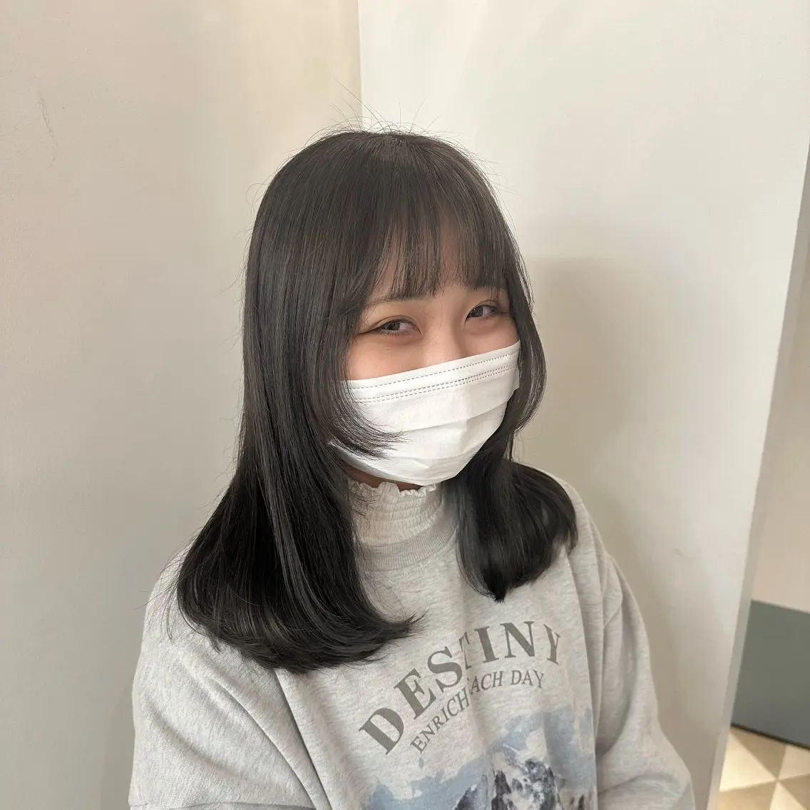 セミロング カラー ブリーチ ダークグレー ダークグレージュ グレージュ ヘアカラー トリートメント 安丸 結夏のヘアスタイル