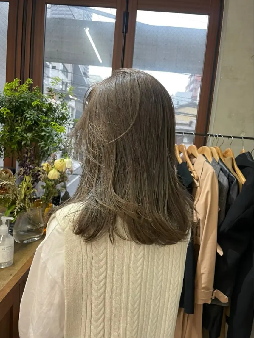 カラー ベージュカラー オリーブベージュ 南堀江レイヤーカット MIKU🍒のヘアスタイル