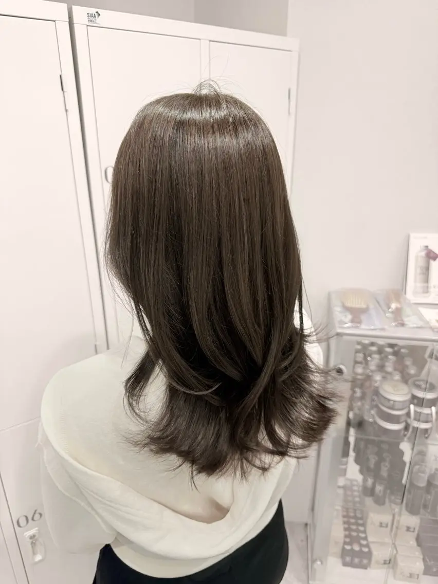ミディアム カラー グレージュ オリーブグレージュ オリーブグレー カット ヘアカラー トリートメント 韓国風レイヤー アオシのヘアスタイル