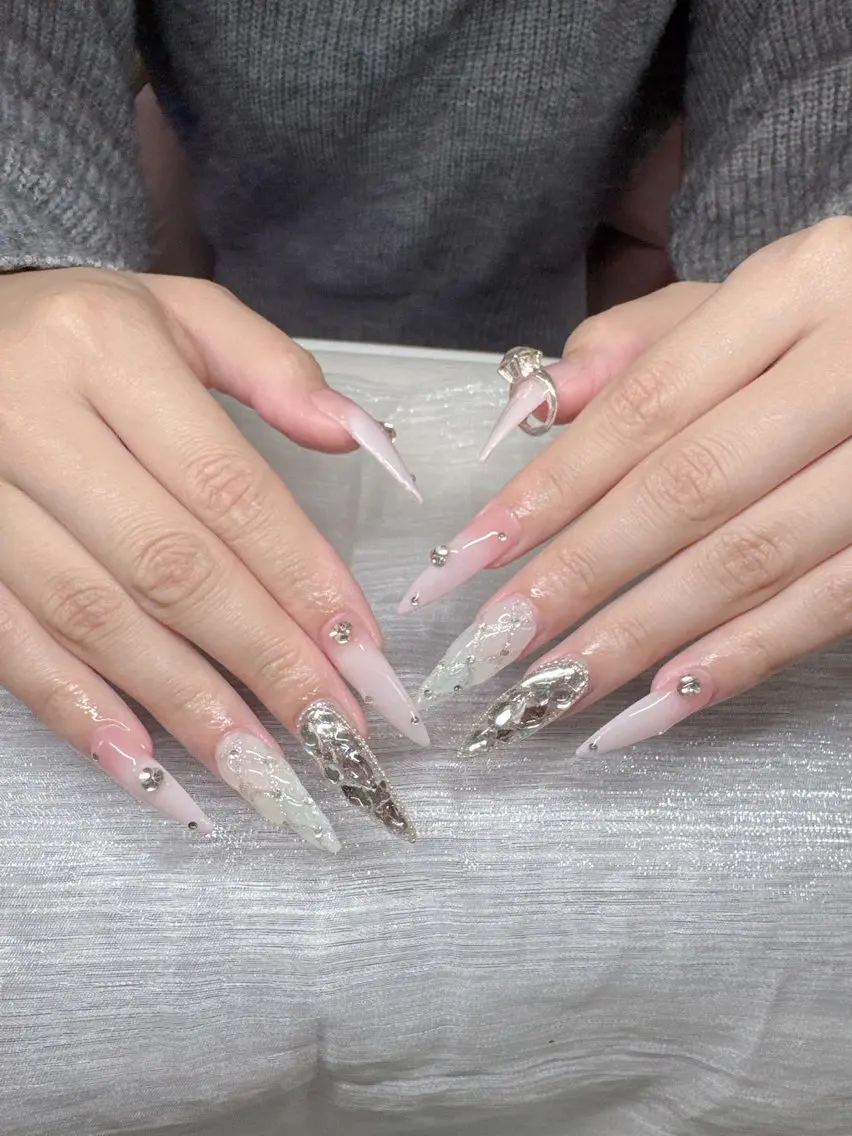 ネイル 長さ出し グラデーション 卒業式 キラキラネイル マグネットネイル Lee Nailsのネイルデザイン